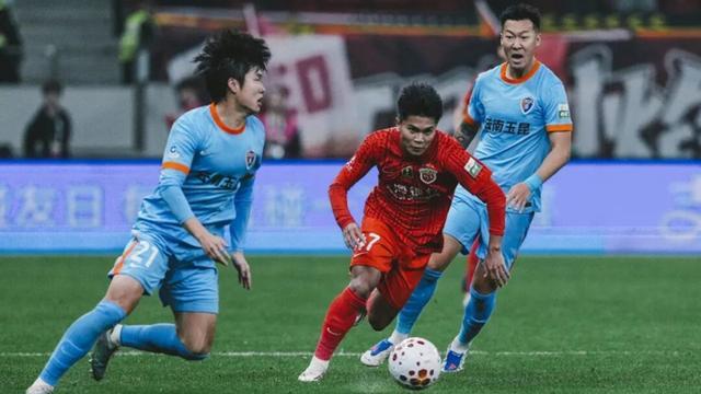 kaiyun-重庆铜梁龙、辽宁铁人领跑积分榜，今年中超，轮到申花海港玩“逆袭”？